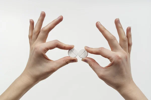 Nos dedos segurando pílulas — Fotografia de Stock