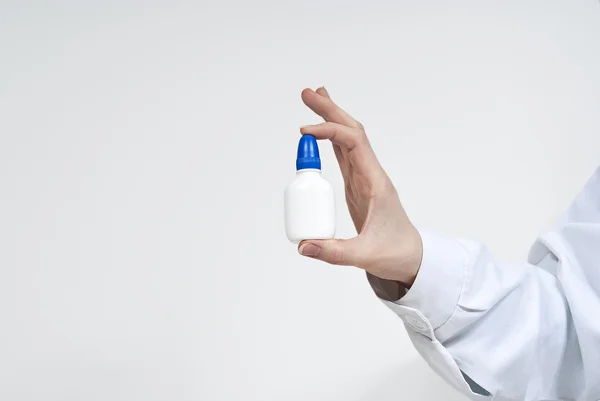 Tenere lo spray nasale — Foto Stock