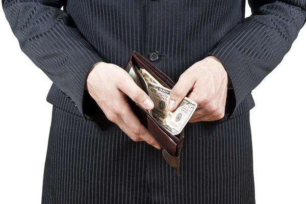 Geld aus der Handtasche nehmen — Stockfoto