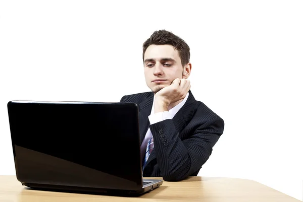 Ο τύπος που κάθεται σε ένα φορητό υπολογιστή — Φωτογραφία Αρχείου
