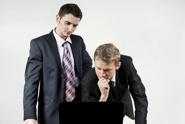 Dois caras estão pensando na frente do computador — Fotografia de Stock