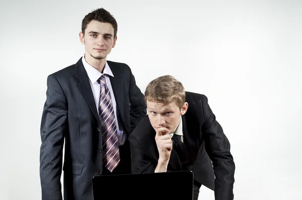 Due ragazzi che collaborano al computer portatile — Foto Stock