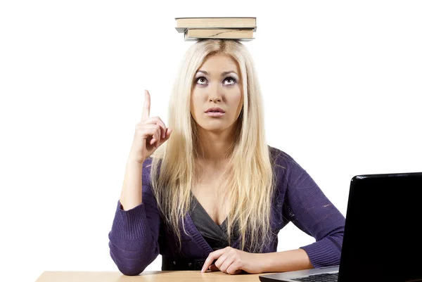 Девушка держит книгу на голове — стоковое фото
