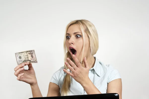 Chica sosteniendo el dinero —  Fotos de Stock