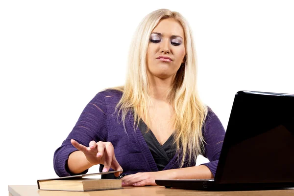 컴퓨터와 책에서 작동 하는 여자 — 스톡 사진