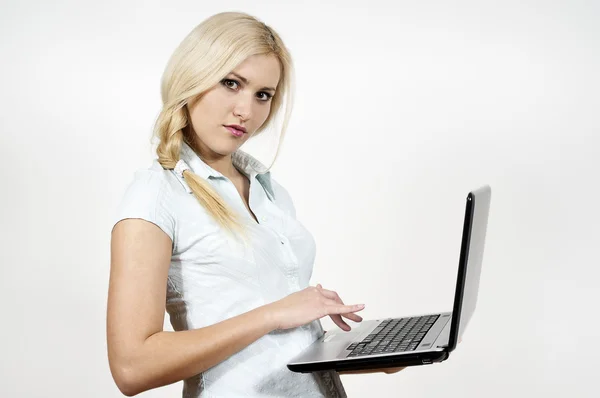 Dziewczyna trzyma laptopa — Zdjęcie stockowe