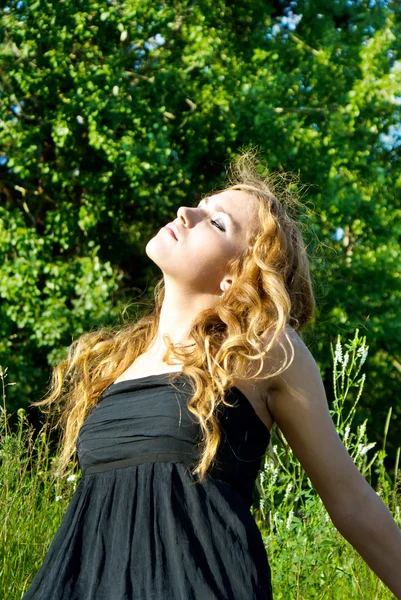 Krásná dívka na podstatu ohřívá na slunci — Stock fotografie