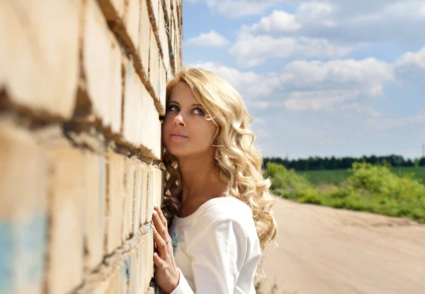 A fal közelében, a gyönyörű lány — Stock Fotó