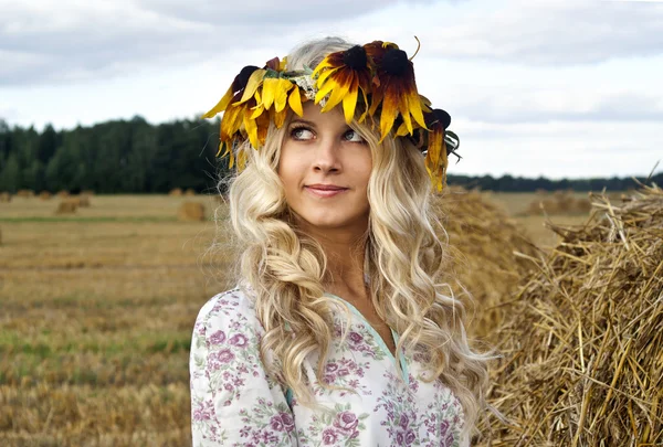 Vacker flicka blondin på fältet — Stockfoto