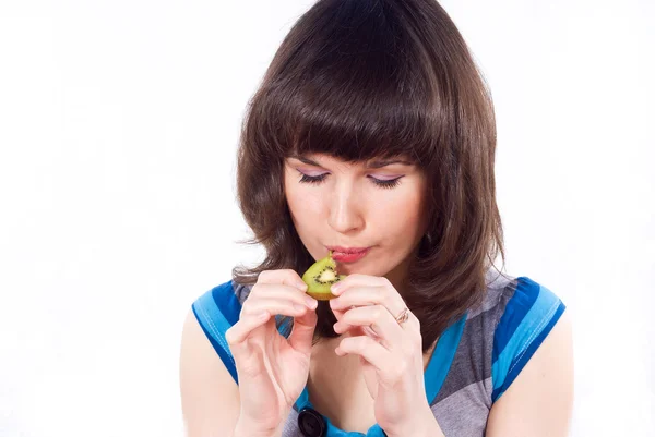 Hermosa chica comiendo kiwi aislado —  Fotos de Stock