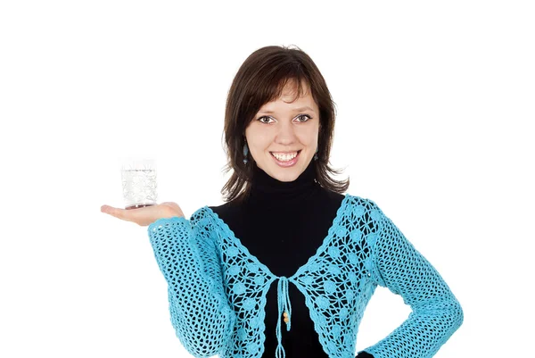 Красивая девушка держит стакан воды — стоковое фото