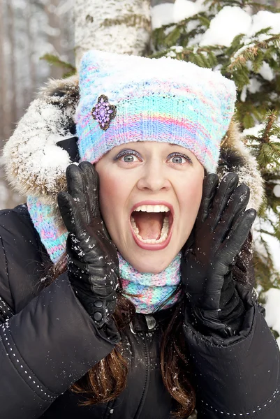 Mooi meisje in de winter van oproepen voor hulp — Stockfoto