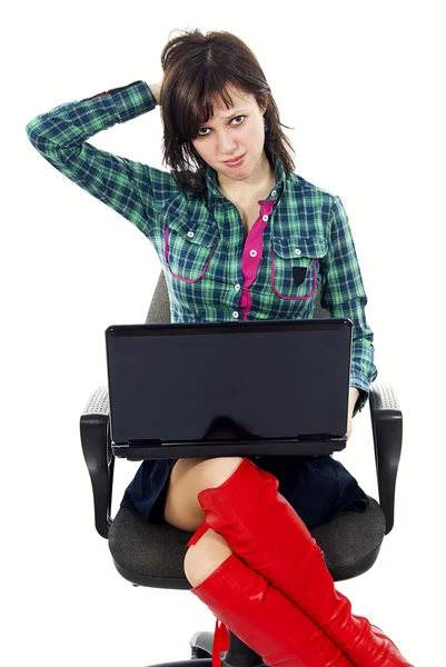 Mooi meisje op de Bank met een laptop — Stockfoto