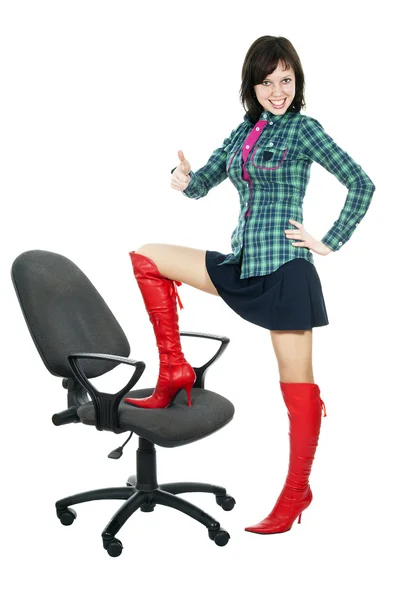 Menina bonita com uma cadeira de computador — Fotografia de Stock