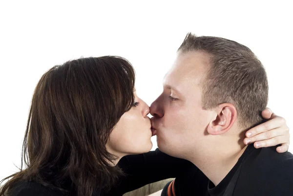 Мальчик и девочка целуются — стоковое фото