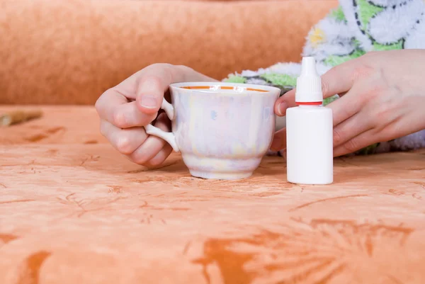 Taza de té y un aerosol nasal — Foto de Stock
