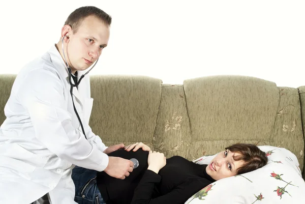 Médico examina a una chica embarazada — Foto de Stock