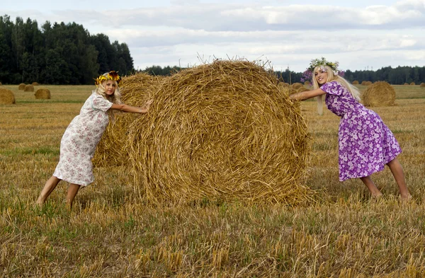 Systrar spela på fältet — Stockfoto