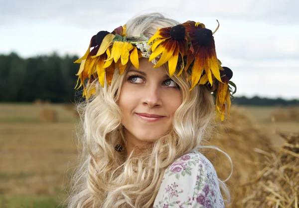 Menina loira beleza olhando e sorrindo — Fotografia de Stock