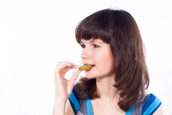 Κορίτσι τρώει ακτινίδιο απομονωθεί — Φωτογραφία Αρχείου
