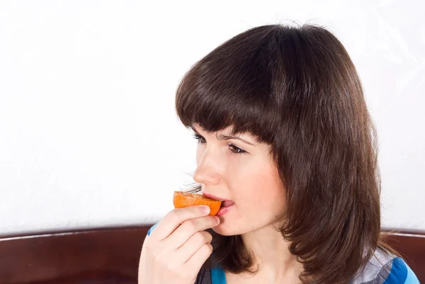 Девушка ест мандарины — стоковое фото