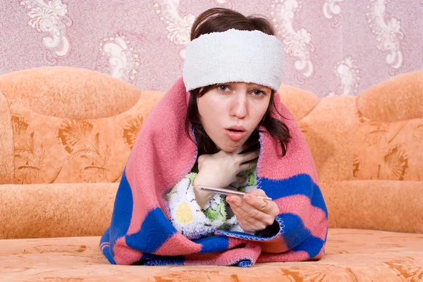 Girl fell ill and on the couch — Stock Photo, Image