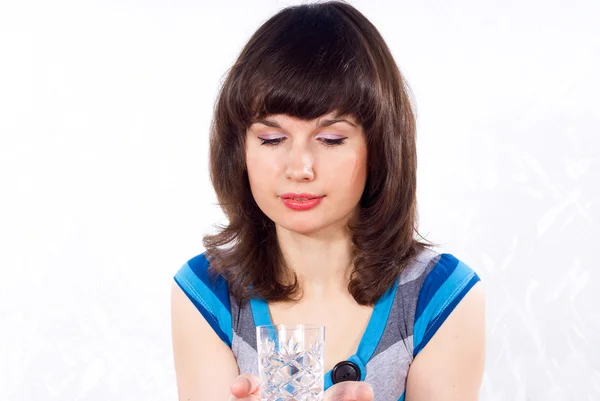 Flicka håller ett glas vatten — Stockfoto
