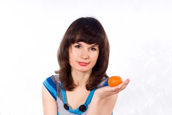 Mädchen hält Mandarine in der Hand — Stockfoto