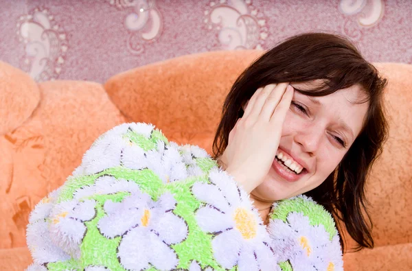 Girl lying on the couch and her head hurts — Stock Photo, Image