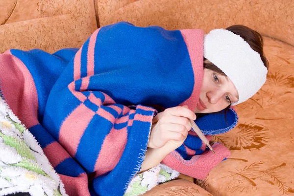 Chica acostada en el sofá enferma — Foto de Stock