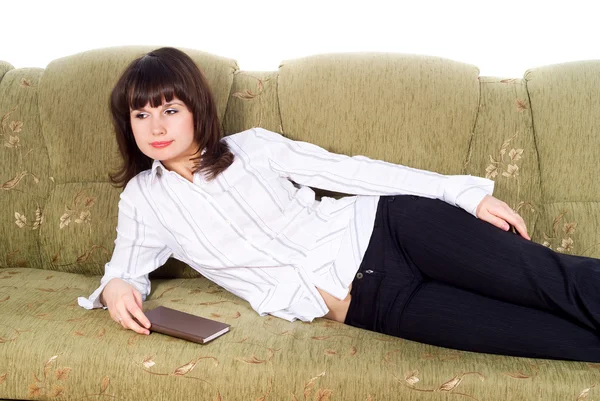 Chica acostada en el sofá — Foto de Stock