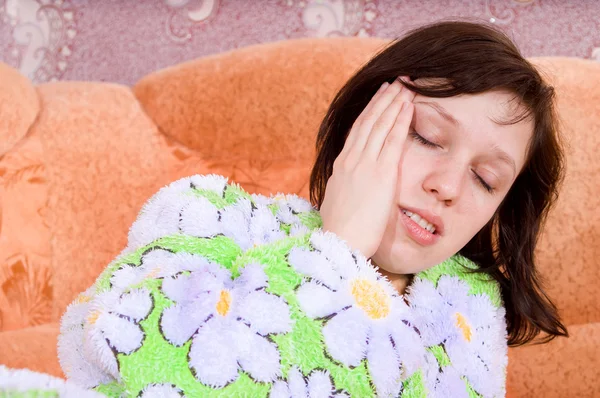 Flickor har huvudvärk på soffan — Stockfoto