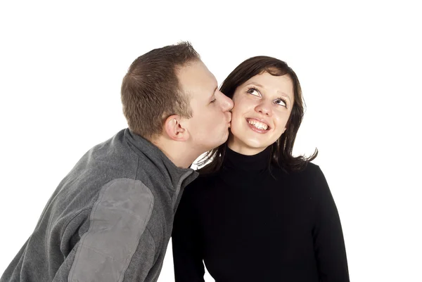 Парень целует девушку. — стоковое фото
