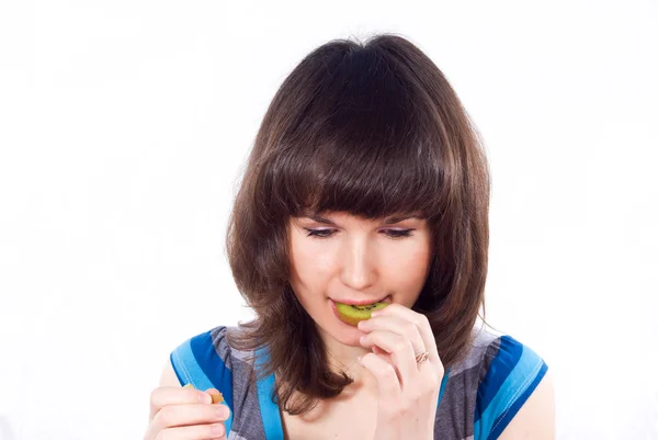 Felice ragazza mangia kiwi isolato — Foto Stock