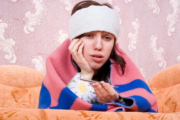 Hasta bir kız evde bir termometre ile — Stok fotoğraf