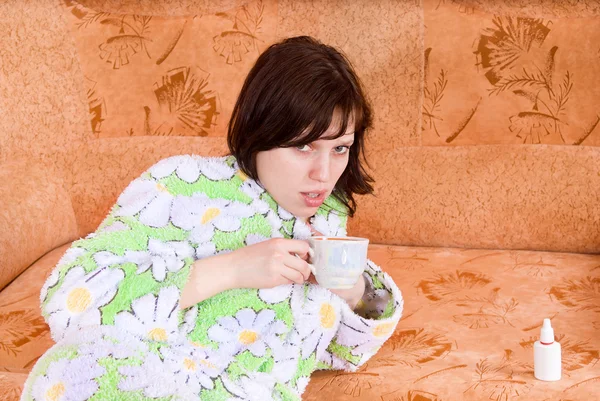 Dívka onemocněl a pije čaj — Stock fotografie