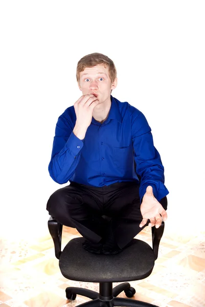 De man zittend op een stoel — Stockfoto