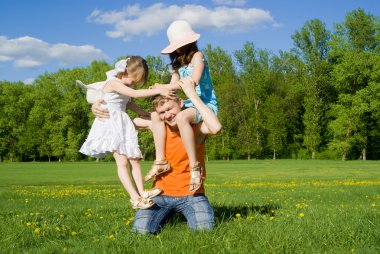 Aile doğa oynadığı