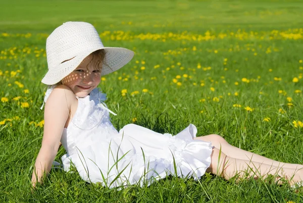 緑の芝生に座っている女の子 — ストック写真