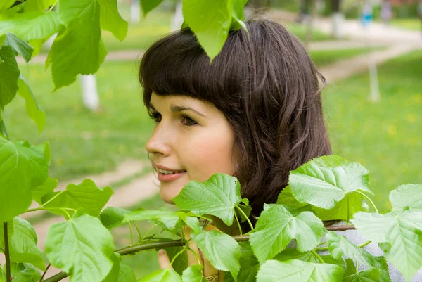 Gyönyörű lány hid-a buja növényzet, a természetben — Stock Fotó