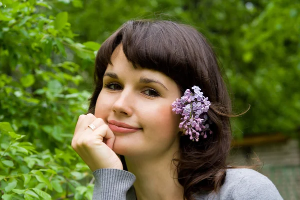 Menina bonita, em seu cabelo lilás, na natureza — Fotografia de Stock