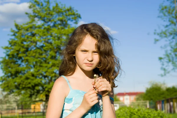 Κορίτσι πλήγμα για πικραλίδα, στη φύση — Φωτογραφία Αρχείου