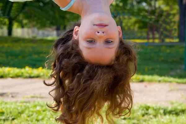 Dívka visí dolů hlavou, v přírodě — Stock fotografie