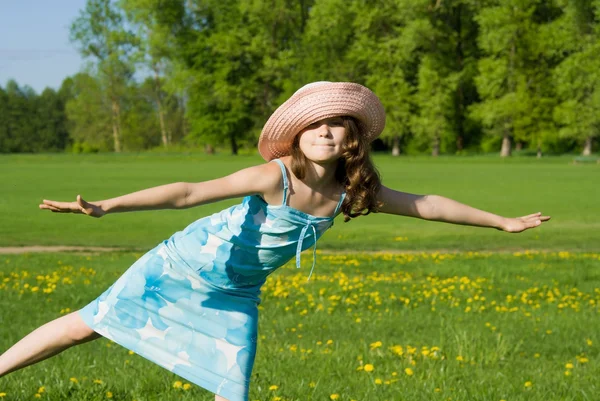 Menina jogando na natureza — Fotografia de Stock