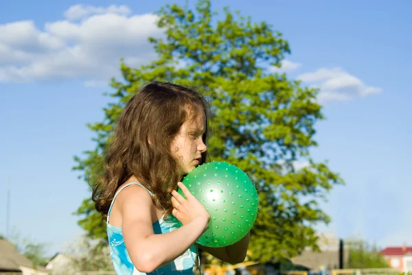 Menina brinca com bola, na natureza — Fotografia de Stock