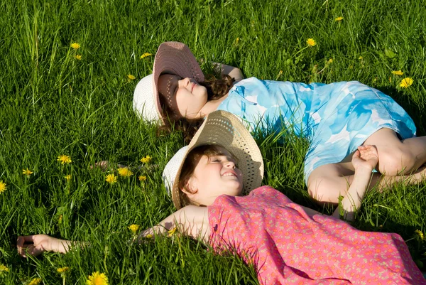 As meninas deitam-se na grama, na natureza — Fotografia de Stock