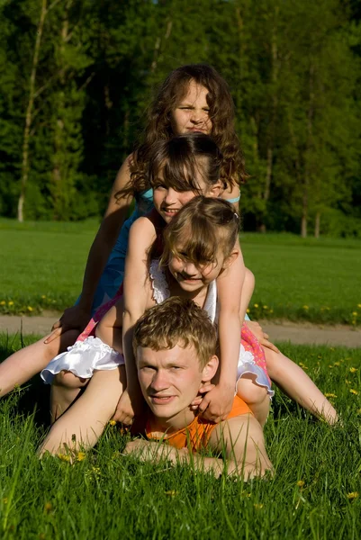 Familjen är att ha roligt, i naturen — Stockfoto