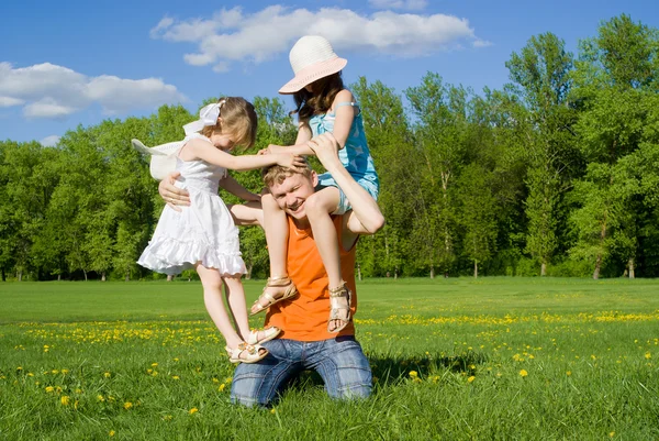 A família joga na natureza — Fotografia de Stock