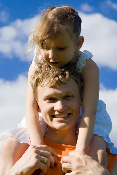 O pai segura a filha em seus ombros, na natureza — Fotografia de Stock