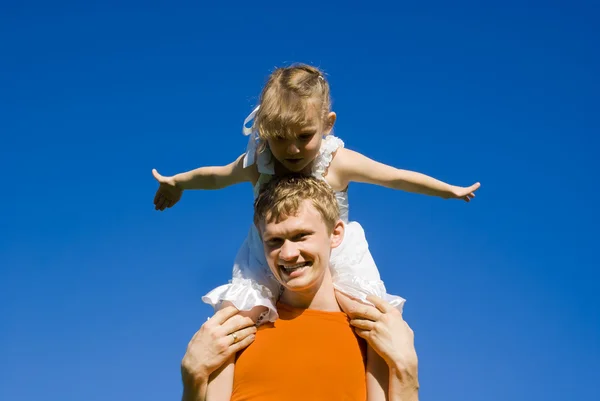 Fadern innehar dotter på sina axlar — Stockfoto